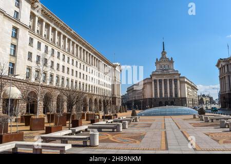 Sofia, Bulgaria - 13 marzo 2020: Ufficio Casa dell'Assemblea Nazionale, ex Casa del Partito Comunista bulgaro situato sull'Indipendenza Foto Stock