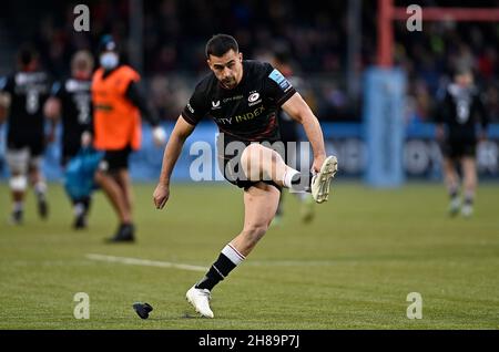 Barnet, Regno Unito. 28 novembre 2021. Premiership Rugby. Saracens uomo V Vendita squali. Stadio StoneX. Barnet. Alex Lozowski (Saracens Men) calci. Credit: Sport in immagini/Alamy Live News Foto Stock