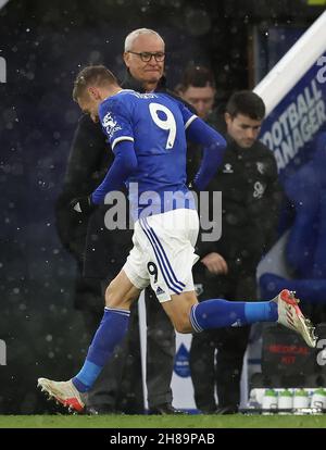 Leicester, Inghilterra, 28 novembre 2021. Jamie Vardy di Leicester City passa accanto al manager Claudio Ranieri di Watford mentre celebra il suo secondo gol durante la partita della Premier League al King Power Stadium di Leicester. Il credito dell'immagine dovrebbe leggere: Darren Staples / Sportimage Credit: Sportimage/Alamy Live News Foto Stock