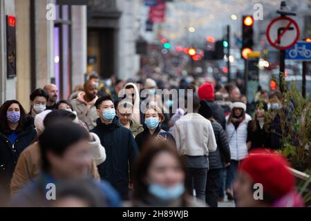 Londra, Regno Unito. 28 novembre 2021. Gli acquirenti indossano maschere come misura preventiva contro la diffusione del Covid-19 Walk lungo Regent Street, London.The UK ha registrato 37,681 casi Covid e 51 morti la domenica, secondo le ultime cifre quotidiane. Un terzo caso della variante di coronavirus di Omicron è stato rilevato nel Regno Unito, ha affermato l'Agenzia per la sicurezza sanitaria. (Foto di Pietro Recchia/SOPA Images/Sipa USA) Credit: Sipa USA/Alamy Live News Foto Stock