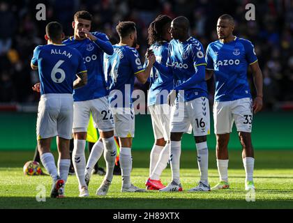 Londra, Regno Unito. 28 novembre 2021. I giocatori di Everton si abbracciano prima della partita della Premier League al Brentford Community Stadium di Londra. Il credito d'immagine dovrebbe leggere: Kieran Cleeves/Sportimage Credit: Sportimage/Alamy Live News Foto Stock