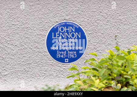 John Lennon - English Heritage Blue Plaque al di fuori della sua casa d'infanzia, 251 Menlove Avenue (Mendips), Liverpool, Inghilterra, Regno Unito Foto Stock