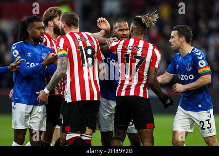 Londra, Regno Unito. 28 novembre 2021. I giocatori si squarciolano durante la partita della Premier League al Brentford Community Stadium di Londra. Il credito d'immagine dovrebbe leggere: Kieran Cleeves/Sportimage Credit: Sportimage/Alamy Live News Foto Stock