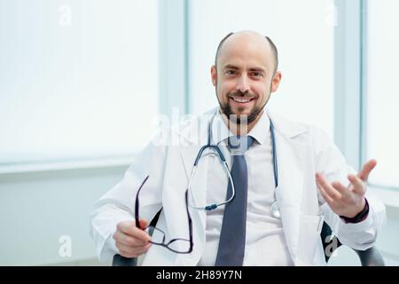 fidato medico maschile spiegare qualcosa al suo collega . Foto Stock