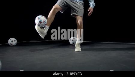 Una foto di studio di un uomo che gioca a calcio Foto Stock