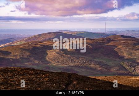 Vista da Moel Famau a Moel Arthur, Penycloddiau e Prestatyn. Foto Stock