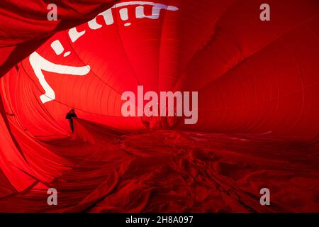 Gonfiaggio di un pallone ad aria calda - scatto interno Foto Stock