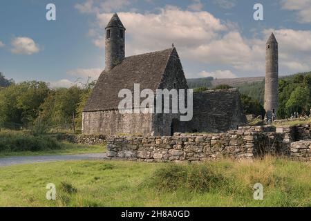 Il Glendaloch Upper Lake al vecchio insediamento monastico di Glendalough, Contea di Wicklow, Repubblica d'Irlanda Foto Stock