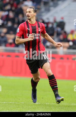 MILANO ITALIA- Novembre 28 Stadio G Meazza Zlatan Ibrahimovic AC Milano durante la Serie A match tra AC Milan e Sassuolo allo Stadio G. Meazza il 264 ottobre 2021 a Milano. Credit: Christian Santi/Alamy Live News Foto Stock