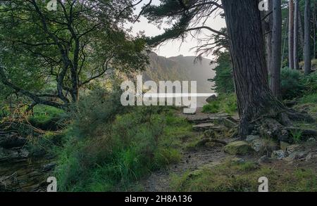 Il Glendaloch Upper Lake al vecchio insediamento monastico di Glendalough, Contea di Wicklow, Repubblica d'Irlanda Foto Stock