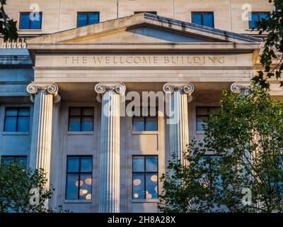 The Wellcome Building London - parte del Wellcome Trust che ospita la Wellcome Collection su Euston Road London. Architetto Settimus Warwick 1932. Foto Stock