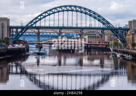 Newcastle ponti sul fiume Tyne, Newcastle-upon-Tyne Regno Unito. Il Newcastle Tyne Bridge, il Newcastle Swing Bridge e il High Level Bridge Foto Stock