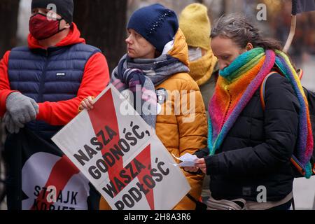 Danzica, Polonia. 28 novembre 2021. I manifestanti tengono cartelli durante una protesta a Gdansk.i manifestanti si sono riuniti nella città vecchia di Gdansk contro l'inasprimento delle sanzioni per la cessazione della gravidanza e l'introduzione di un registro di gravidanza in Polonia. Secondo le sanzioni, la cessazione della gravidanza deve essere trattata allo stesso modo dell'omicidio. Il pubblico ministero ha accesso al registro. Credit: SOPA Images Limited/Alamy Live News Foto Stock