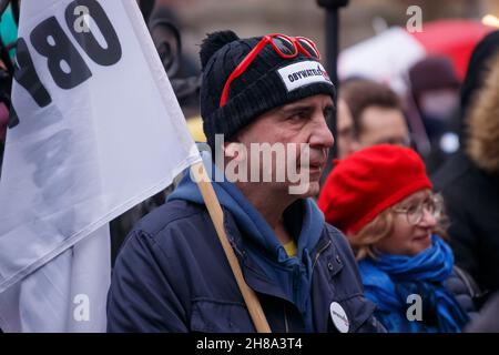 Danzica, Polonia. 28 novembre 2021. Un manifestante di Obywatele RP (cittadini della Repubblica di Polonia) è visto durante una protesta a Gdansk.i manifestanti si sono riuniti nella città vecchia di Gdansk contro inasprire le sanzioni per la cessazione della gravidanza e l'introduzione di un registro di gravidanza in Polonia. Secondo le sanzioni, la cessazione della gravidanza deve essere trattata allo stesso modo dell'omicidio. Il pubblico ministero ha accesso al registro. Credit: SOPA Images Limited/Alamy Live News Foto Stock