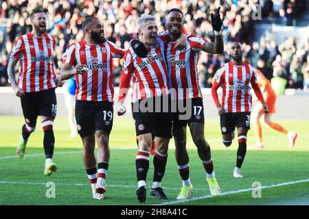 Londra, Regno Unito. 28 novembre 2021. Ivan Toney di Brentford (17) festeggia con i compagni di squadra dopo aver segnato il suo primo gol di squadra da una penalità. Partita della Premier League, Brentford contro Everton al Brentford Community Stadium di Brentford, Londra, domenica 28 novembre 2021. Questa immagine può essere utilizzata solo per scopi editoriali. Solo per uso editoriale, licenza richiesta per uso commerciale. Nessun uso in scommesse, giochi o un singolo club/campionato/player pubblicazioni. pic di Steffan Bowen/Andrew Orchard sport fotografia/Alamy Live news credito: Andrew Orchard sport fotografia/Alamy Live News Foto Stock