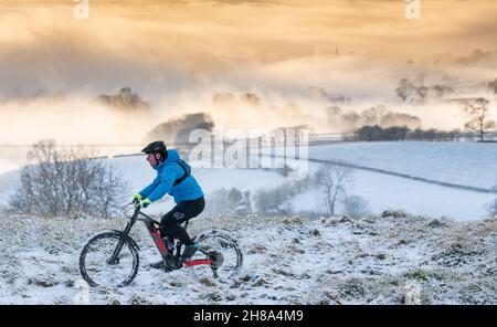 Ingleton, North Yorkshire, 28 novembre 2021. Il Keen Mountain Biker, Isacc Bargh, utilizza il tempo dopo che la zona è stata colpita da Storm Arwen. È qui sulle pendici inferiori di Ingleborough, una delle famose 3 cime, che domina un misteriosa Burton a Lonsdale. Credit: Wayne HUTCHINSON/Alamy Live News Foto Stock