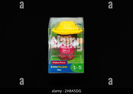 Irvine, Scozia, Regno Unito - 15 novembre 2021: Fisher Price personaggio giocattolo a tema Little People a marchio Fisher chiamato ‘mia’ in scatola di plastica e cartone t Foto Stock