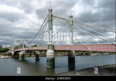 Vista dell'Albert Bridge, un ponte stradale sulla Tideway del Tamigi che collega Chelsea a Battersea, a Londra, Inghilterra. Foto Stock