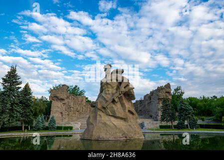 Volgograd, Russia - 05 giugno 2021: Complesso commemorativo di Eroi della battaglia di Stalingrad sulla collina di Mamayev e il monumento che Motherland chiama a Volgog Foto Stock