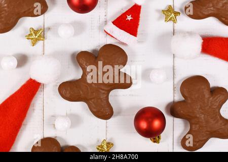Pan di zenzero tedesco glassato con cocolato a forma di uomini tra decorazione di Natale Foto Stock