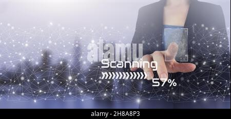 Scansione futuristica e tecnologica. Mano touch schermo digitale ologramma scanner segno sulla città luce sfondo sfocato. Sviluppo della tecnologia dell'innovazione Foto Stock