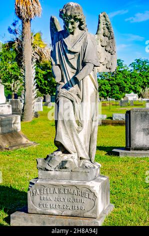 Un angelo cimitero si erge su una tomba al cimitero di Magnolia, 26 novembre 2021, a Mobile, Alabama. Il cimitero di 120 acri contiene più di 80,000 tombe. Foto Stock