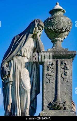 Un angelo cimitero si erge su una tomba al cimitero di Magnolia, 26 novembre 2021, a Mobile, Alabama. Il cimitero di 120 acri contiene più di 80,000 tombe. Foto Stock