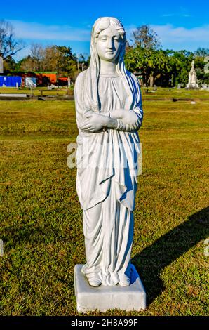 Una statua in ghisa di una signora, conosciuta come la Dea di Magnolia, guarda verso il riposo confederato al cimitero di Magnolia, 26 novembre 2021, a Mobile, Alabama. Foto Stock