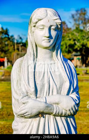 Una statua in ghisa di una signora, conosciuta come la Dea di Magnolia, guarda verso il riposo confederato al cimitero di Magnolia, 26 novembre 2021, a Mobile, Alabama. Foto Stock