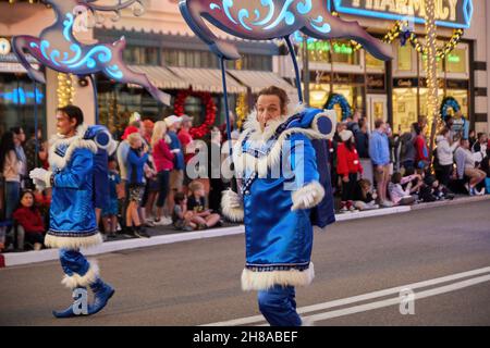 Orlando, Stati Uniti. 27 novembre 2021. Dal novembre 13, palloncini più grandi della vita che galleggiano per le strade degli Universal Studios Florida, insieme alle apparizioni dei Minions di Illumination's Despicable Me e di alcuni dei tuoi personaggi preferiti dai film DreamWorks Animation's Shrek e Madagascar. (Foto di Yaroslav Sabitov/YES Market Media/Sipa USA) Credit: Sipa USA/Alamy Live News Foto Stock