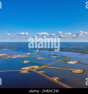 Si tratta di una vista dall'alto di un campo petrolifero situato sul Lago Samotlor nella Siberia Occidentale. Questo è il più grande giacimento petrolifero della Russia. Foto Stock