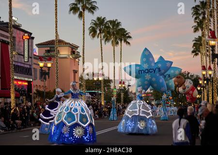 Orlando, Stati Uniti. 27 novembre 2021. Dal novembre 13, palloncini più grandi della vita che galleggiano per le strade degli Universal Studios Florida, insieme alle apparizioni dei Minions di Illumination's Despicable Me e di alcuni dei tuoi personaggi preferiti dai film DreamWorks Animation's Shrek e Madagascar. (Foto di Yaroslav Sabitov/YES Market Media/Sipa USA) Credit: Sipa USA/Alamy Live News Foto Stock