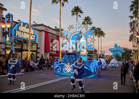 Orlando, Stati Uniti. 27 novembre 2021. Dal novembre 13, palloncini più grandi della vita che galleggiano per le strade degli Universal Studios Florida, insieme alle apparizioni dei Minions di Illumination's Despicable Me e di alcuni dei tuoi personaggi preferiti dai film DreamWorks Animation's Shrek e Madagascar. (Foto di Yaroslav Sabitov/YES Market Media/Sipa USA) Credit: Sipa USA/Alamy Live News Foto Stock