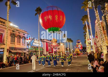 Orlando, Stati Uniti. 27 novembre 2021. Dal novembre 13, palloncini più grandi della vita che galleggiano per le strade degli Universal Studios Florida, insieme alle apparizioni dei Minions di Illumination's Despicable Me e di alcuni dei tuoi personaggi preferiti dai film DreamWorks Animation's Shrek e Madagascar. (Foto di Yaroslav Sabitov/YES Market Media/Sipa USA) Credit: Sipa USA/Alamy Live News Foto Stock