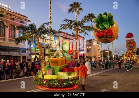 Orlando, Stati Uniti. 27 novembre 2021. Dal novembre 13, palloncini più grandi della vita che galleggiano per le strade degli Universal Studios Florida, insieme alle apparizioni dei Minions di Illumination's Despicable Me e di alcuni dei tuoi personaggi preferiti dai film DreamWorks Animation's Shrek e Madagascar. (Foto di Yaroslav Sabitov/YES Market Media/Sipa USA) Credit: Sipa USA/Alamy Live News Foto Stock