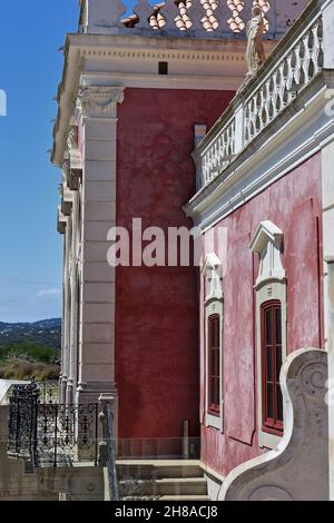 Palazzo NeoRococo-facciata rosa di fronte ai giardini-balconi semicircolari-ringhiere in ghisa. Estoi-Algarve-Portogallo-015 Foto Stock