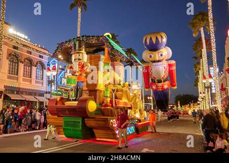 Orlando, Stati Uniti. 27 novembre 2021. Dal novembre 13, palloncini più grandi della vita che galleggiano per le strade degli Universal Studios Florida, insieme alle apparizioni dei Minions di Illumination's Despicable Me e di alcuni dei tuoi personaggi preferiti dai film DreamWorks Animation's Shrek e Madagascar. (Foto di Yaroslav Sabitov/YES Market Media/Sipa USA) Credit: Sipa USA/Alamy Live News Foto Stock