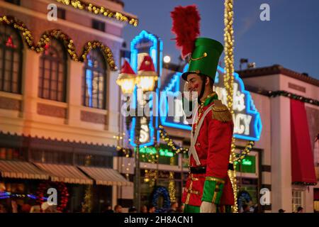 Orlando, Stati Uniti. 27 novembre 2021. Dal novembre 13, palloncini più grandi della vita che galleggiano per le strade degli Universal Studios Florida, insieme alle apparizioni dei Minions di Illumination's Despicable Me e di alcuni dei tuoi personaggi preferiti dai film DreamWorks Animation's Shrek e Madagascar. (Foto di Yaroslav Sabitov/YES Market Media/Sipa USA) Credit: Sipa USA/Alamy Live News Foto Stock