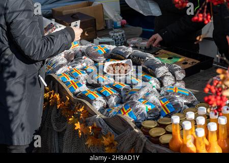 Svartbröd o pane nero di Åland in vendita presso Stadin silakkamarkkinat o Baltic Herring Fair di Helsinki, Finlandia Foto Stock