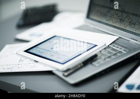 Primo piano immagine di una tastiera con un telefono e tablet che giace al di sopra di esso Foto Stock