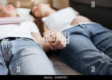 primo piano. immagine di una giovane coppia che si trova sul pavimento nel soggiorno. Foto Stock