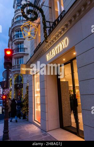 Parigi, Francia, Street Scenes, Natale a Parigi, Rue Saint Honoré, Valentino Fashion Luxury Shops, negozi Foto Stock