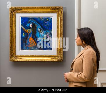 Donna ammirando la pittura dell'artista francese Marc Chagall ha chiamato The Horse Rider Scottish National Gallery of Modern Art, Edimburgo, Scozia, Regno Unito Foto Stock