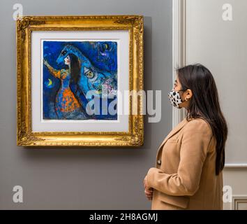 Donna ammirando la pittura dell'artista francese Marc Chagall ha chiamato The Horse Rider Scottish National Gallery of Modern Art, Edimburgo, Scozia, Regno Unito Foto Stock