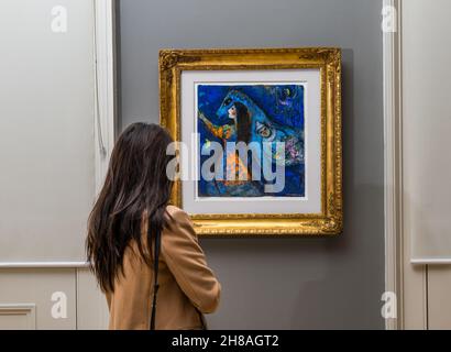 Donna ammirando la pittura dell'artista francese Marc Chagall ha chiamato The Horse Rider Scottish National Gallery of Modern Art, Edimburgo, Scozia, Regno Unito Foto Stock