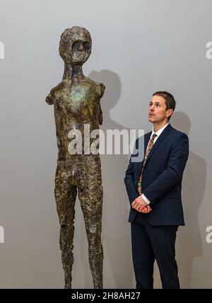 Uomo che ammira una scultura d'arte moderna dello scultore Elisabeth Frink, Scottish National Gallery of Modern Art, Edimburgo, Scozia, Regno Unito Foto Stock