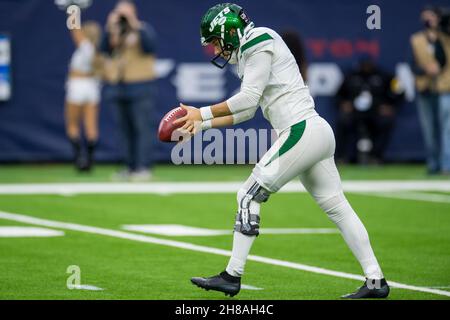 Houston, Texas, Stati Uniti. 28 novembre 2021. Il punter Braden Mann (7) di New York Jets fa un pugno durante il secondo trimestre di una partita di football della NFL tra i New York Jets e gli Houston Texans allo stadio NRG di Houston, Texas. Trak Smith/CSM/Alamy Live News Foto Stock