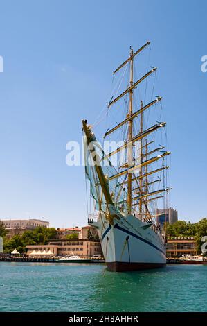 Sevastopol, Crimea, Russia - 11 giugno 2021: Fregate di addestramento a tre alberi Chersonesos. Ormeggio nella baia di Sevastopol. Foto Stock