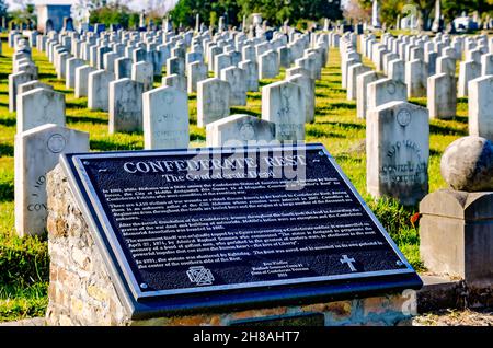 Il resto confederato presenta un monumento e le tombe di 1,100 soldati confederati al cimitero di Magnolia, 26 novembre 2021, a Mobile, Alabama. Foto Stock