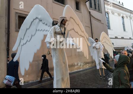 Praga, Repubblica Ceca. 28 novembre 2021. Un artista che indossa le ali angeliche parla alla gente a Praga.tre artisti vestiti come angeli camminano sulle palafitte e offrono i loro auguri di buon Natale alla gente la prima domenica di avvento a Praga. Credit: SOPA Images Limited/Alamy Live News Foto Stock